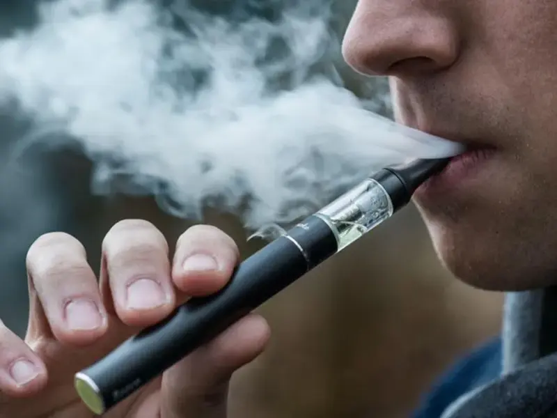 У Верховній Раді пропонують заборонити вейпи та кальяни для молоді віком до 17 років