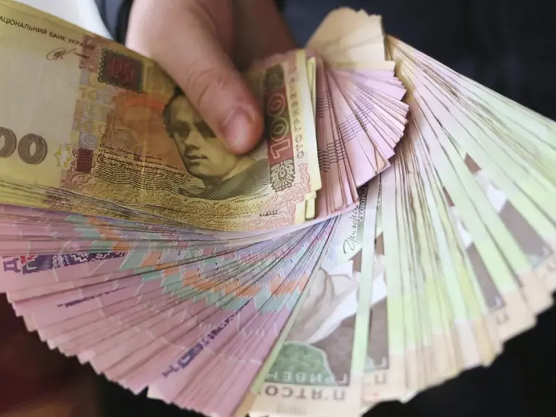 На скільки цього року зростуть зарплати та коли в Україну повернуться мігранти – прогноз НБУ