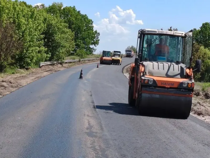 На дорогах Полтавщини за тиждень відновлено 3,6 тисячі квадратних метрів покриття