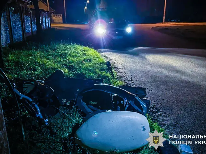 У Кременчуці мопед врізався в електроопору: серед травмованих – підліток
