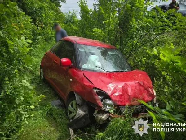 Поблизу Підгорівки Suzuki перекинувся після зіткнення з Mazda: дві жінки травмовані