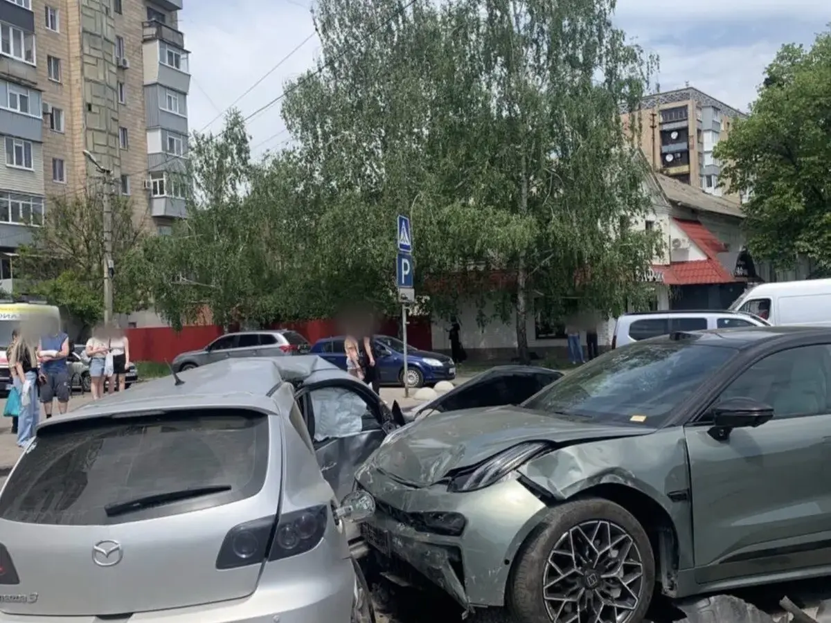 У Полтаві на перехресті зіткнулися Mazda та Zeekr