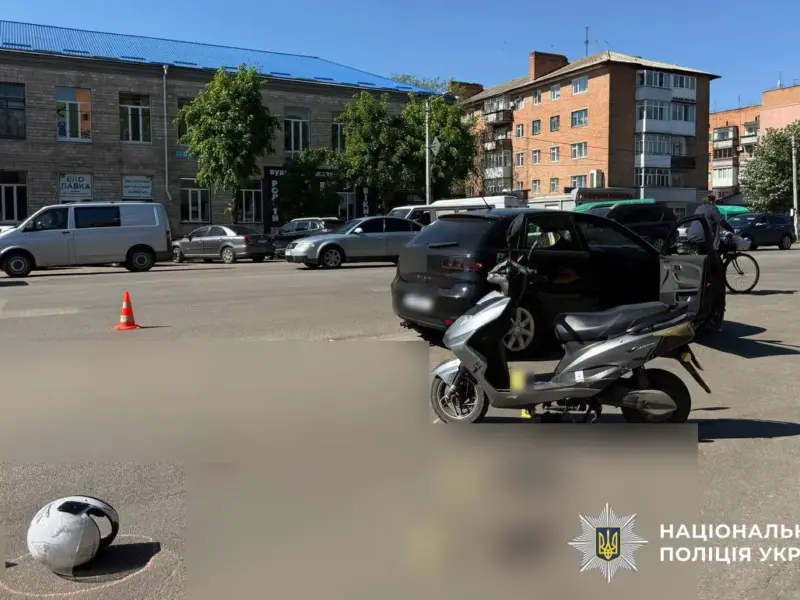У Лубнах зіткнулися електроскутер і легковик: є травмована