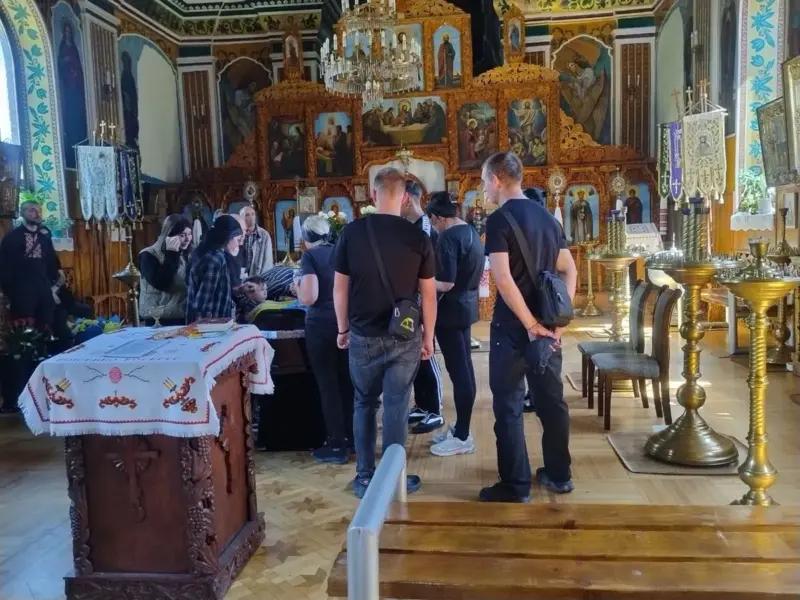 <span class="custom-bold">«Чекали його кожного дня»: у Кременчуці попрощалися із полеглим на війні Романом Гарбузовим</span>