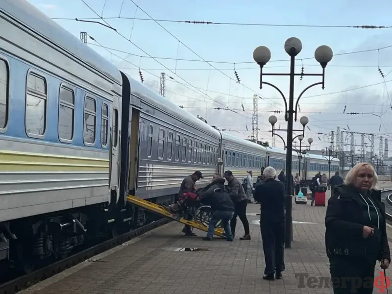 «Укрзалізниця» дозволила онлайн-оформлення квитків у спецвагони для людей з інвалідністю