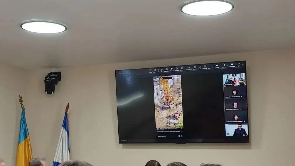 «Не дай Боже, щоб сталося лихо»: у Кременчуці депутати знову били на сполох через будівельний кран