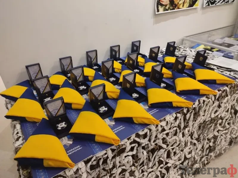 <span class="custom-bold">Родинам 17 полеглих воїнів вручили почесні відзнаки «Захисник України – Герой Кременчука»</span> <img src="https://www.telegraf.in.ua/wp-content/uploads/2026/03/gallery.svg" alt="" class="feed-icon" style="width: 20px; height: 20px; vertical-align: middle;" />