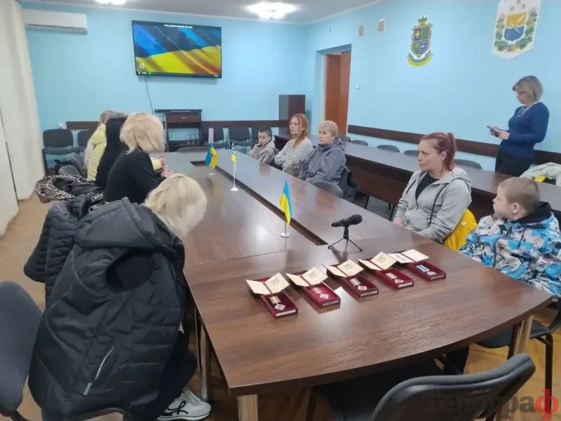 <span class="custom-bold">Їхній подвиг не був даремним: у Кременчуці рідним полеглих воїнів передали нагороди</span> <img src="https://www.telegraf.in.ua/wp-content/uploads/2026/03/gallery.svg" alt="" class="feed-icon" style="width: 20px; height: 20px; vertical-align: middle;" />