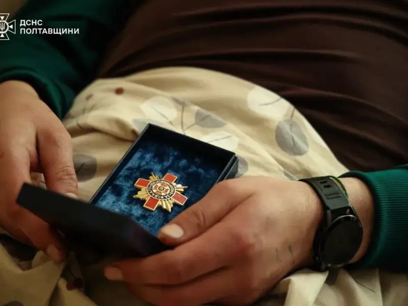 Пораненим після російського удару рятувальникам із Полтавщини вручили нагороди