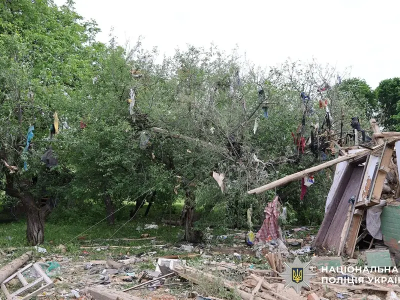 Після нічної атаки на Полтавщині під завалами будинку опинилась людина