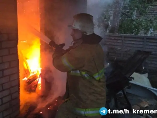 У Піщаному через уламки БпЛА загорілися будинок і гараж — соцмережі