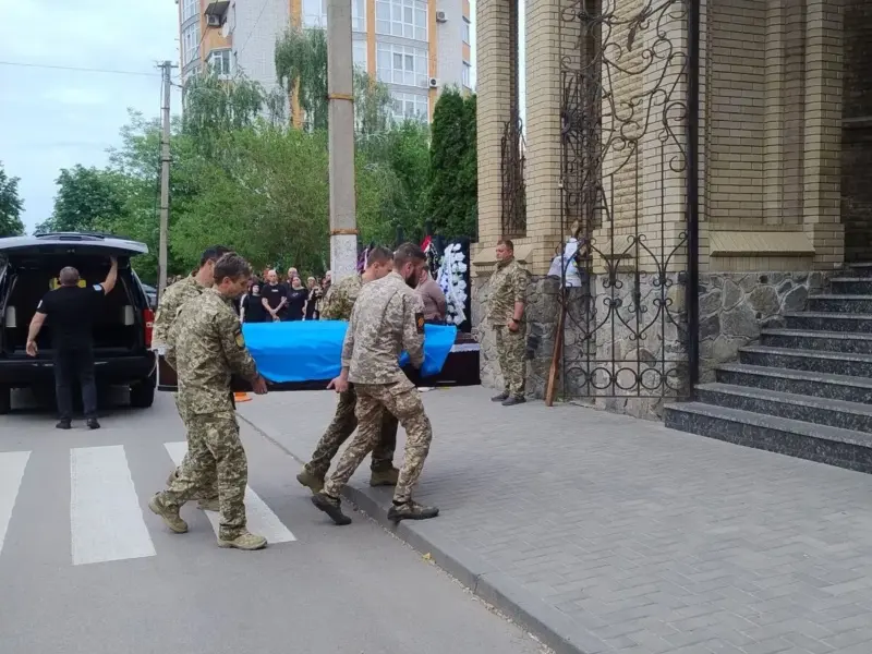 <span class="custom-bold">«Його шукали цілий рік»: у Кременчуці попрощалися із полеглим воїном Олегом Гринем</span>