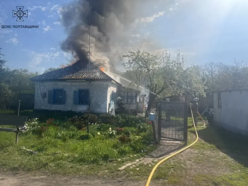 На Кременчуччині під час пожежі літньої кухні вогонь перекинувся на будинок