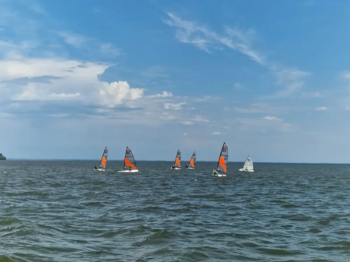 У Світловодську провели всеукраїнську регату «Вітрила надій»: юні спортсмени змагались у шквалах і штилі
