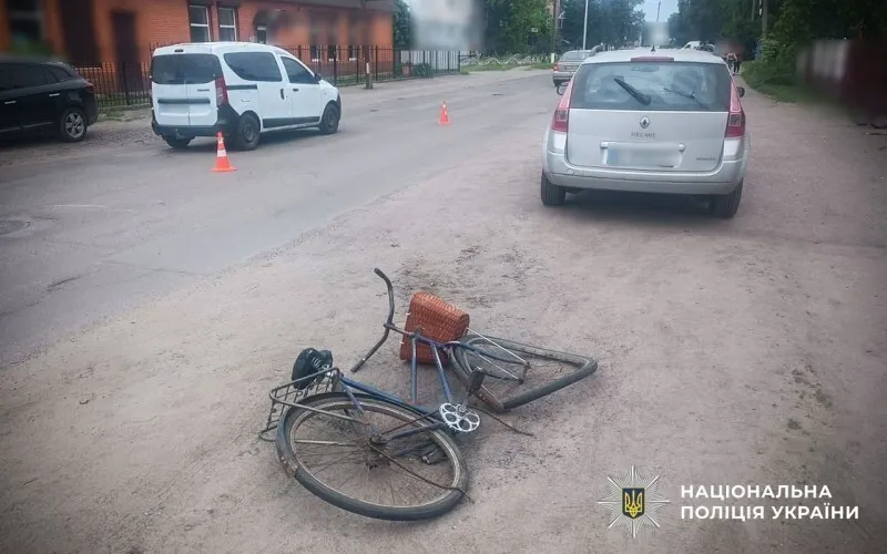 У Семенівці легковик збив велосипедиста: чоловіка госпіталізували