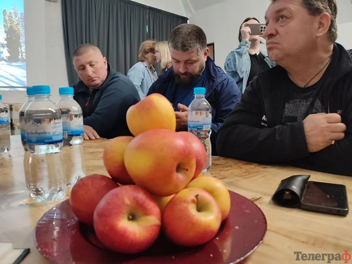 Ветеранам на Закарпатті розповіли про тонкощі садівництва та пригостили соками у колишньому сховищі ядерних боєприпасів