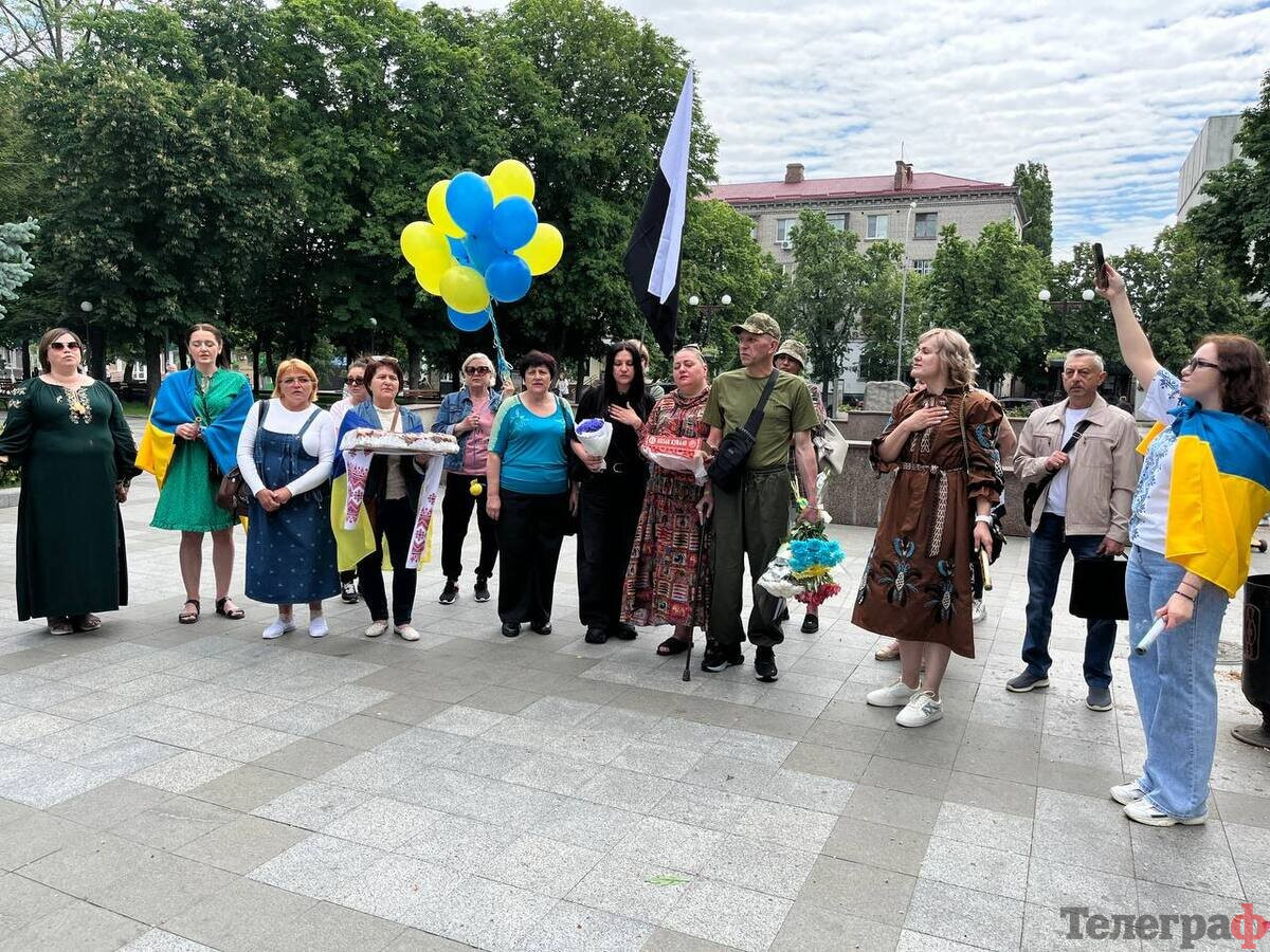 «Маємо так зустрічати кожного»: Кременчук уперше урочисто зустрів звільненого з полону воїна