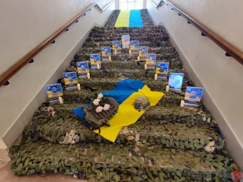 У Кременчуці родинам 13 полеглих воїнів вручили посмертні відзнаки «Захисник України — Герой Кременчука»