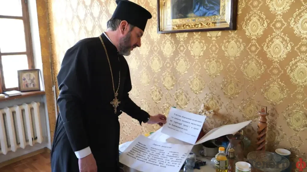 Архімандрит показує старі правила поведінки у храмі