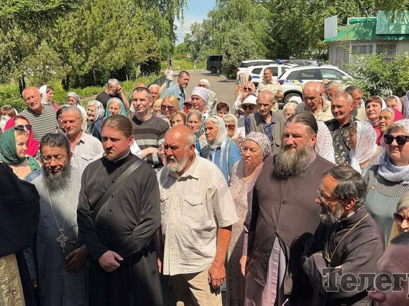 До Свято-Троїцького храму ПЦУ прийшли представники УПЦ (Московського патріархату)
