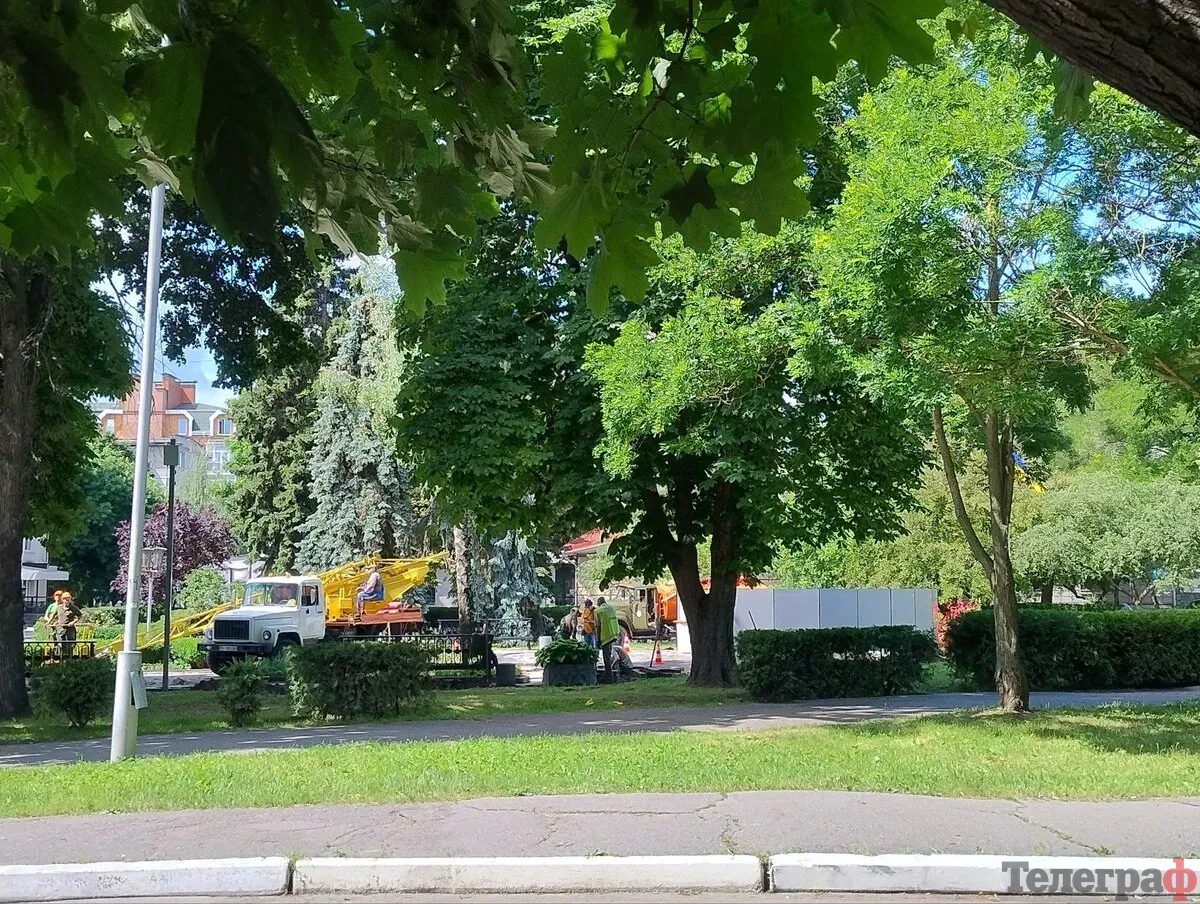 На Алеї Надії у Кременчуці встановили стенди та прапор