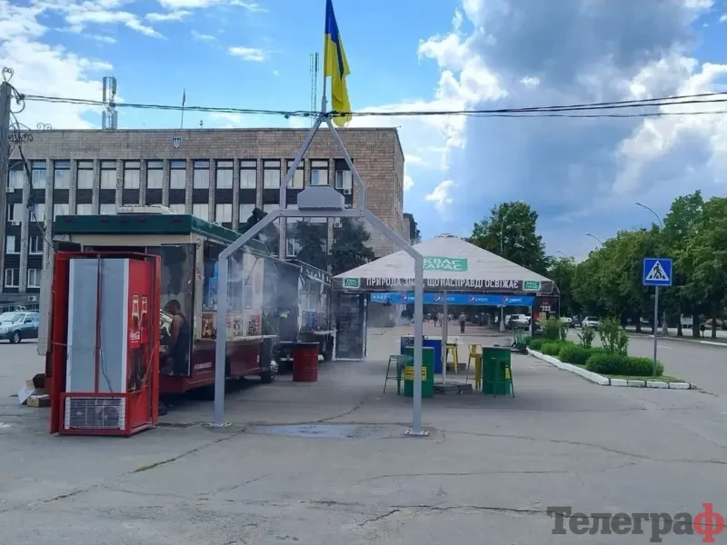У центрі Кременчука знову працює охолоджувальна арка  <img src="https://www.telegraf.in.ua/wp-content/uploads/2026/03/gallery.svg" alt="" class="feed-icon" style="width: 20px; height: 20px; vertical-align: middle;" />