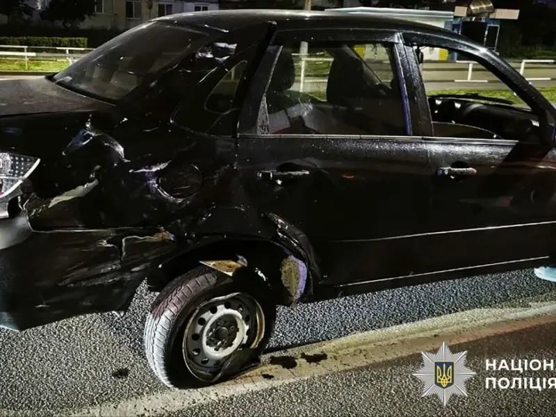 У Горішніх Плавнях автівка зіткнулася з мотоциклом: постраждалого госпіталізували