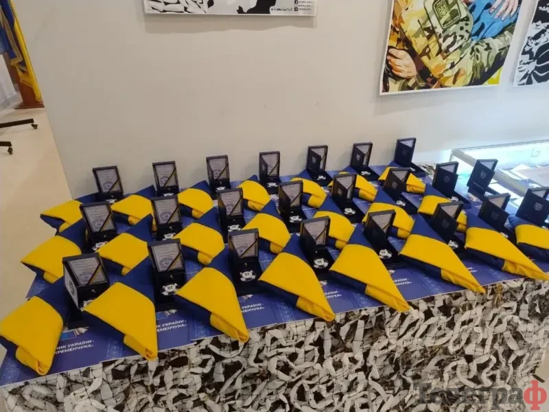 <span class="custom-bold">Пам’ять про них має жити вічно: у Кременчуці родинам полеглих військових передали відзнаки «Захисник України — Герой Кременчука»</span> <img src="https://www.telegraf.in.ua/wp-content/uploads/2026/03/gallery.svg" alt="" class="feed-icon" style="width: 20px; height: 20px; vertical-align: middle;" />