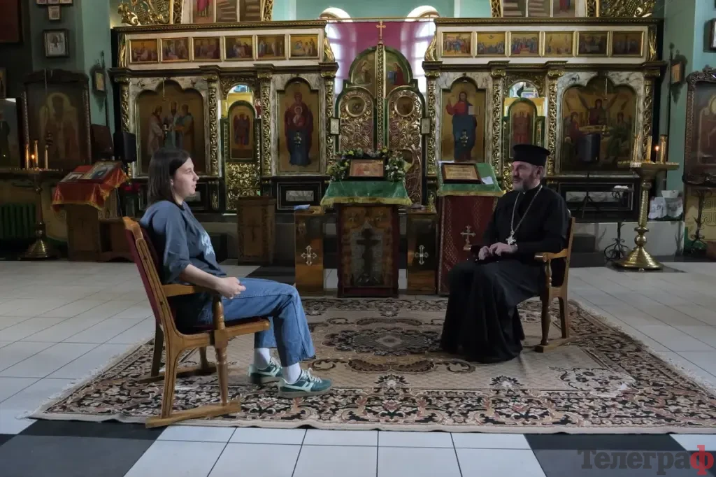 Розмова з архімандритом Феодосієм відбувається біля іконостаса