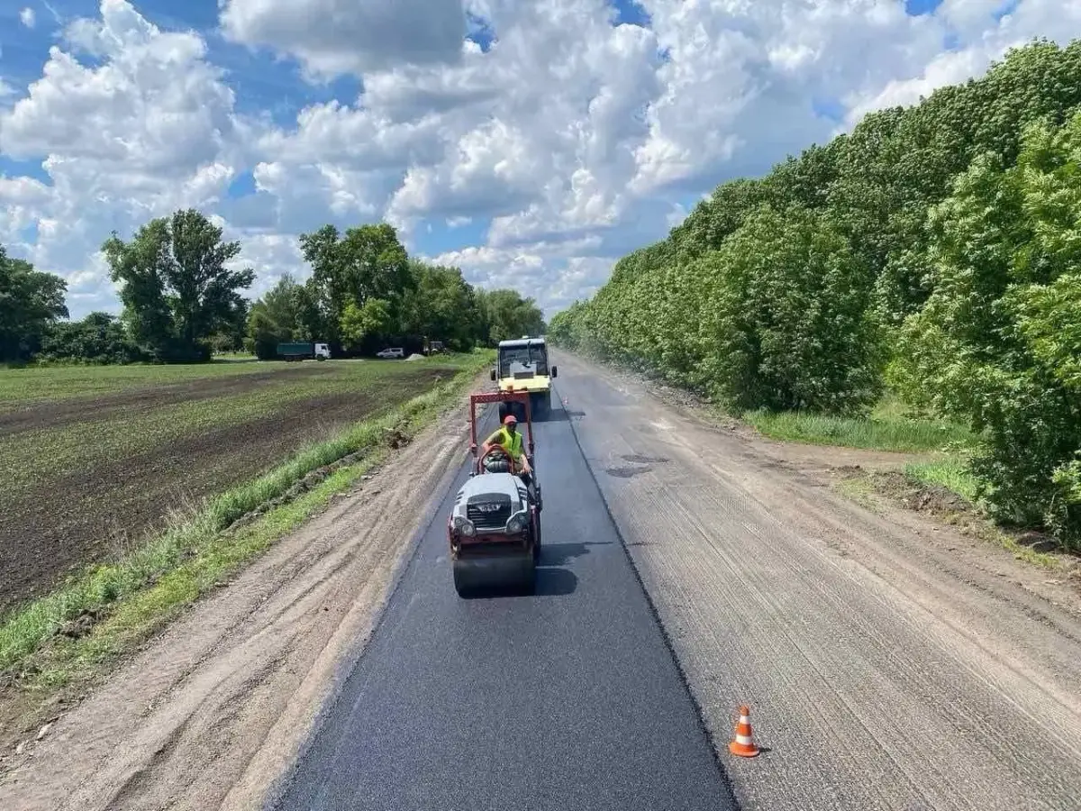 На Полтавщині продовжують ремонтувати дороги: відновлено понад 30 тис. м² покриття з початку сезону