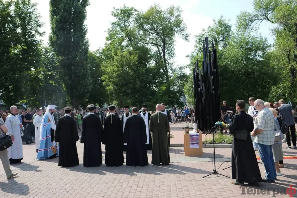 У Кременчуці вшанували загиблих від ракетного удару по ТЦ «Амстор»