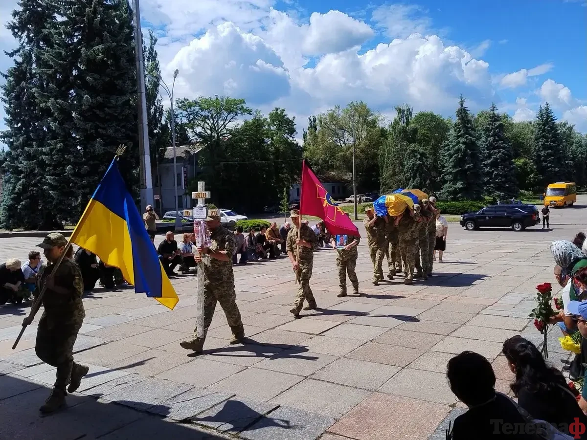 Після поранення повернувся на фронт: у Кременчуці попрощалися із загиблим на війні Олександром Шкапенком