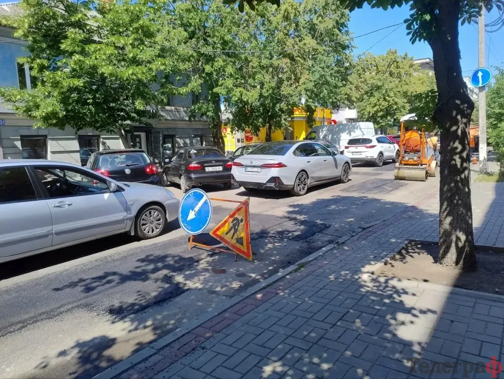 На вулиці Шевченка у Кременчуці ремонтують дорогу