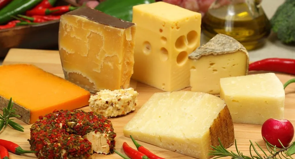 Сирний продукт чи сир: у чому різниця та чи безпечно його їсти