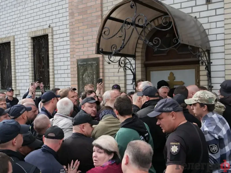 Представники ПЦУ увійшли до Свято-Троїцького храму в Кременчуці