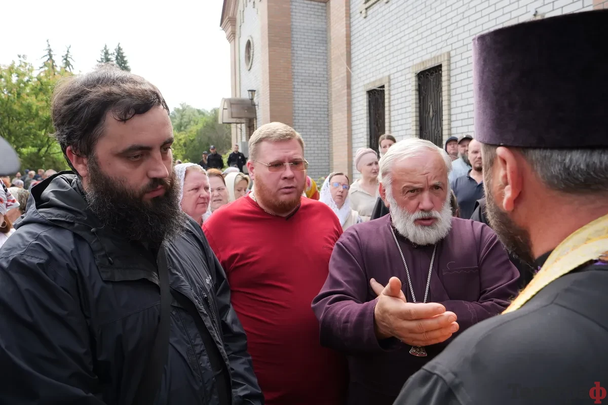 Представники ПЦУ увійшли до Свято-Троїцького храму в Кременчуці