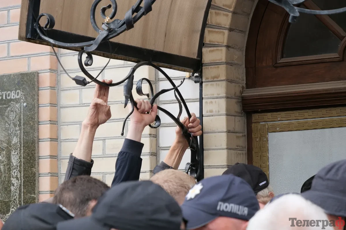 Представники ПЦУ увійшли до Свято-Троїцького храму в Кременчуці