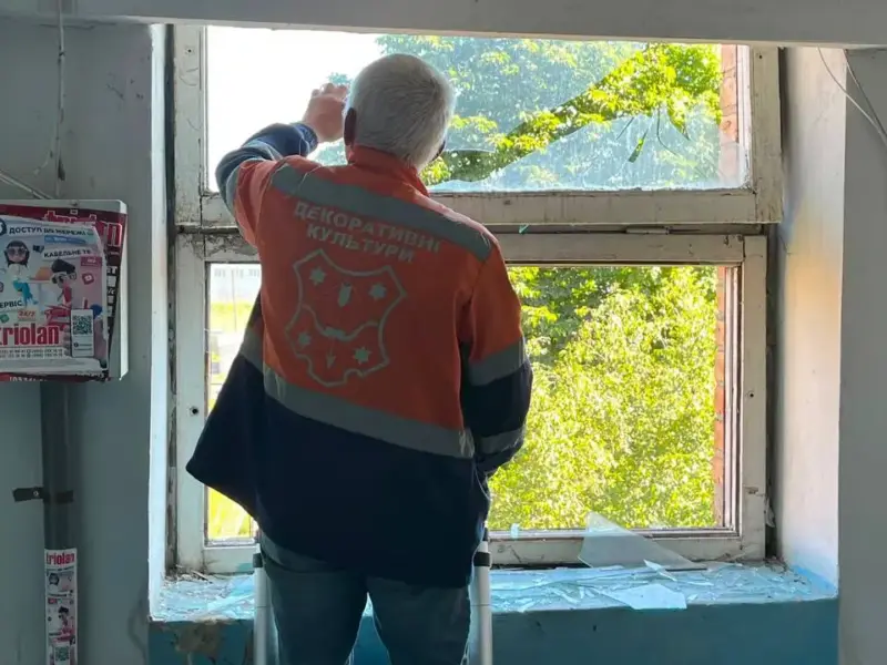 У Полтаві комунальники продовжують ліквідовувати наслідки удару 20 червня