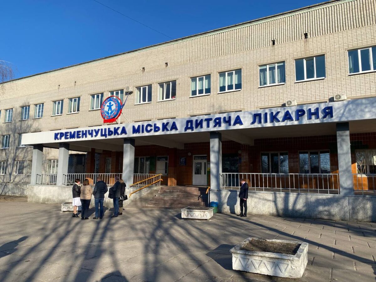 Тротуар і навіс над пандусом: для дитячої лікарні Кременчука планують виділити понад 1,2 млн грн