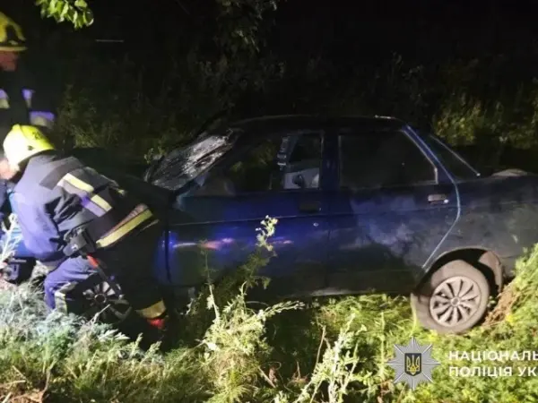 На Полтавщині ВАЗ злетів у кювет: постраждали водій та пасажирка