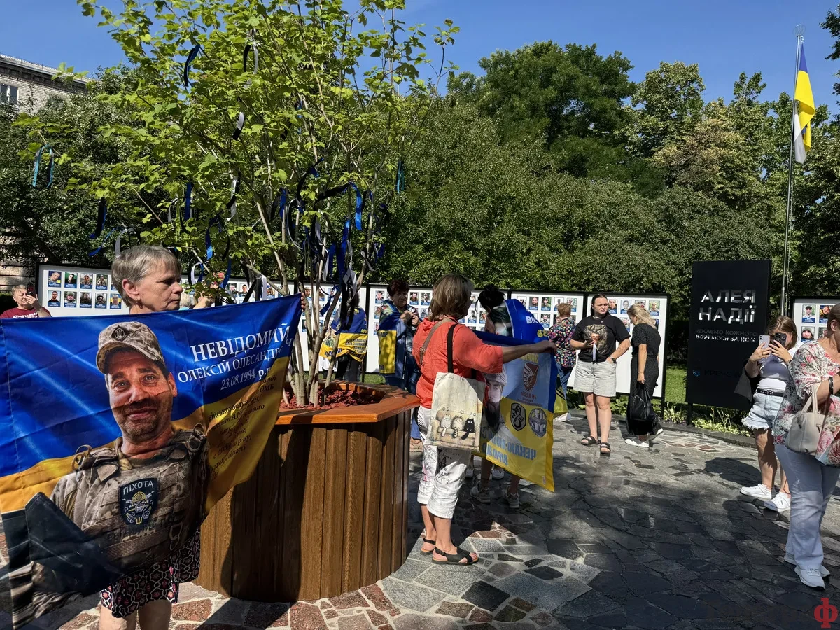 У Кременчуці на Алеї Надії провели акцію на підтримку полонених і зниклих безвісти
