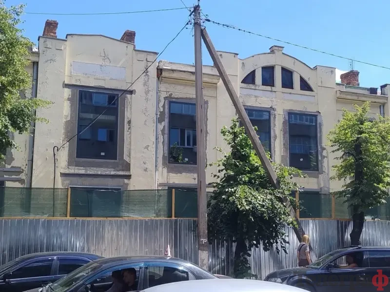 <span class="custom-bold">«Ви ж зареєструйте компанію в Кременчуці»: фірма депутата Порчиряна змінить призначення землі під будівлею в центрі</span>