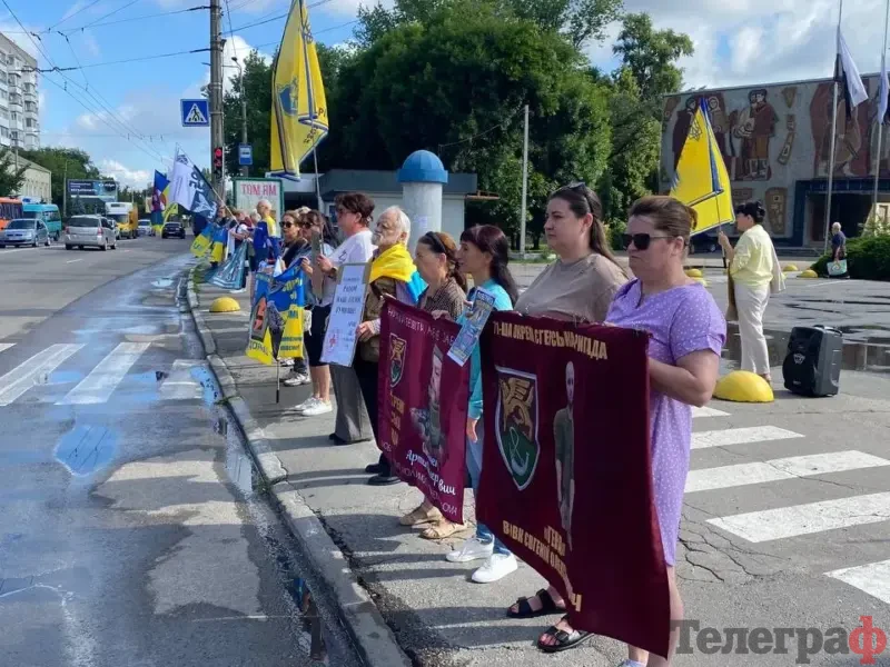 «Чекаємо, віримо, любимо»: у Кременчуці пройшла акція-нагадування про військовополонених та зниклих безвісти
