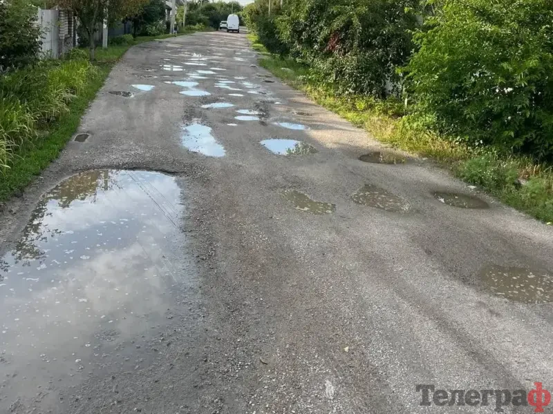 Після дощу — як після обстрілу: у приватному секторі Крюкова дороги перетворилися на суцільні ями