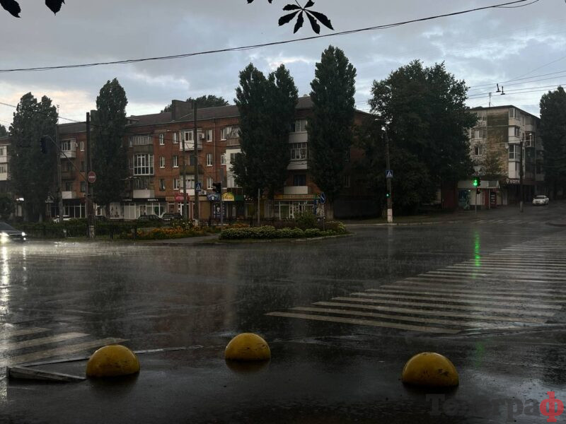 На Полтавщині оголосили жовтий рівень небезпеки через грозу та сильний вітер