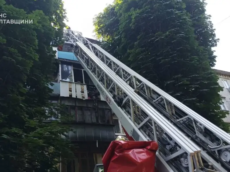У Кременчуці горів балкон у багатоповерхівці: рятувальники не допустили поширення вогню