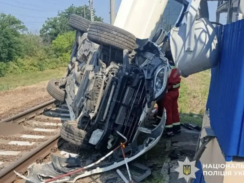 На Полтавщині автомобіль з’їхав на залізничну колію: водій загинув