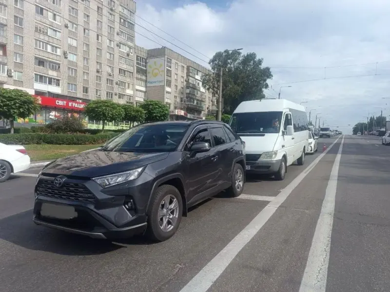На проспекті Свободи у Кременчуці сталася ДТП за участю Toyota та мікроавтобуса