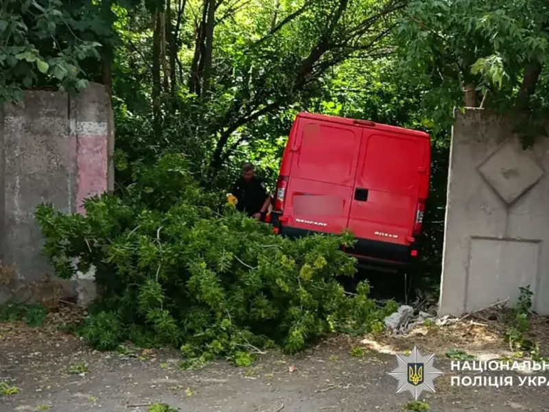 У Полтаві автівка влетіла в бетонний паркан — поліція