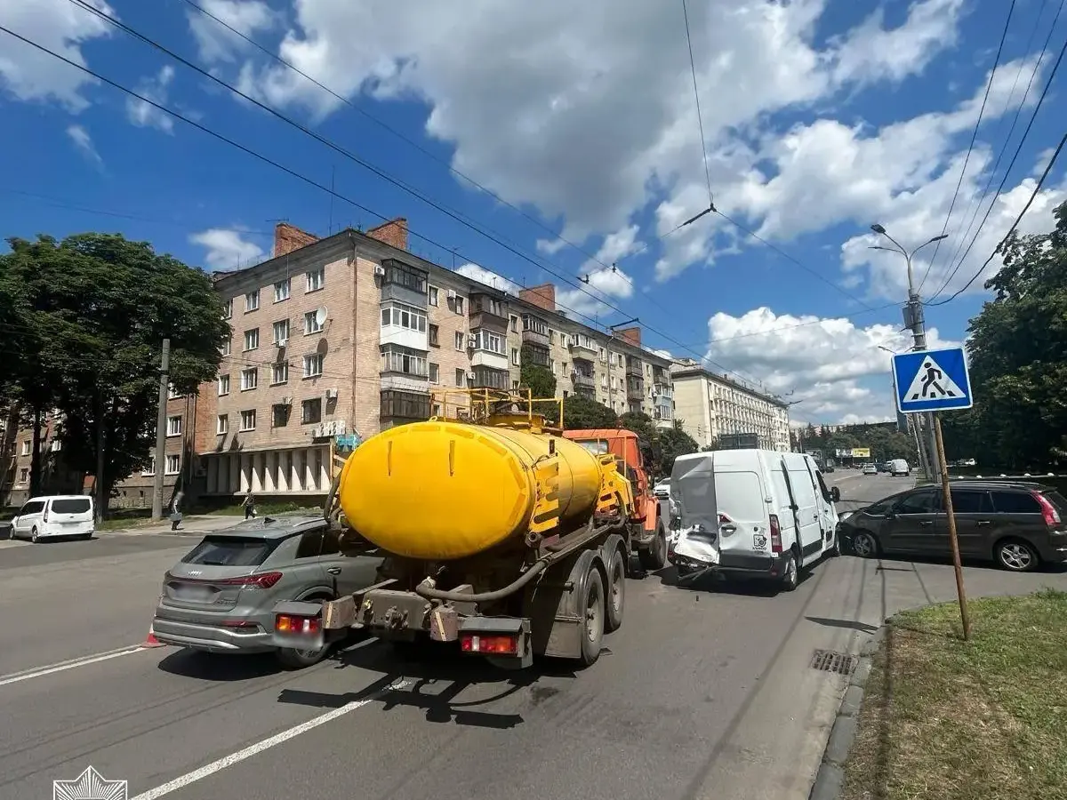 У Полтаві КрАЗ зіткнувся з трьома автомобілями